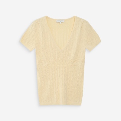 Camisola de malha creme com decote em V e manga curta, padrão em zig-zag