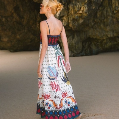 Vestido longo com estampado colorido em praia