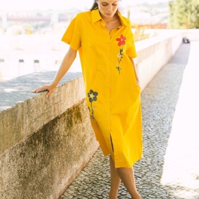 Vestido amarelo com flores bordadas e botões