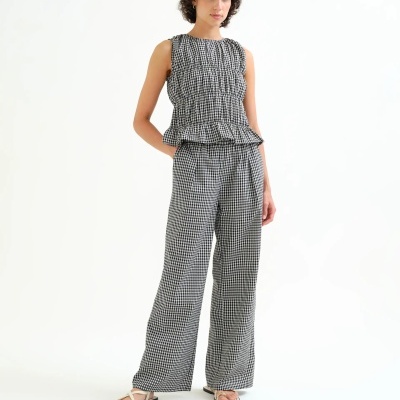 Conjunto feminino xadrez vichy preto e branco, top sem mangas e calças largas.