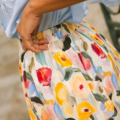 Saia floral colorida com cintura elástica e parte superior azul clara com bordados