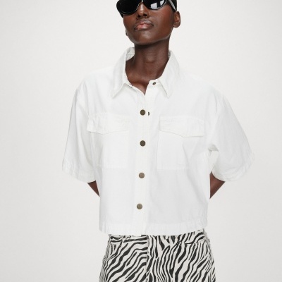 Camisa curta branca de manga curta com botões e calças zebrado preto e branco