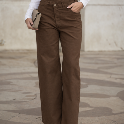 Calças castanhas largas com camisa branca e sapatos pretos