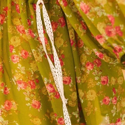 Tecido floral verde com cordão branco trançado e marca maitte