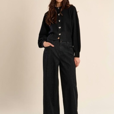Conjunto feminino preto com casaco de botões e calças largas