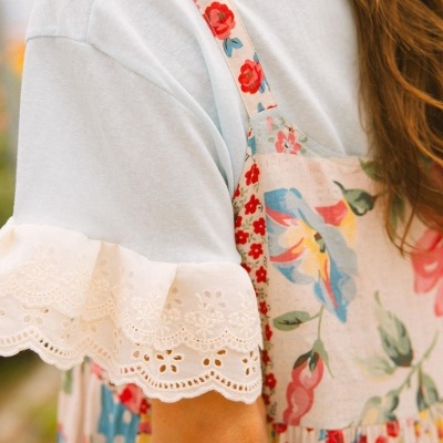 Vestido floral com t-shirt branca e mangas em renda