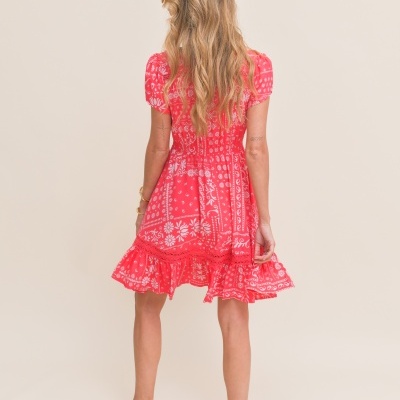 Vestido vermelho com padrões brancos visto de costas