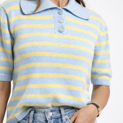 Camisola de malha azul clara com riscas amarelas e gola tipo polo