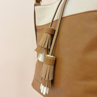 Mala de ombro castanha e bege com franjas penduradas