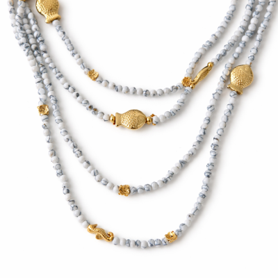 Colar triplo de contas brancas com detalhes dourados