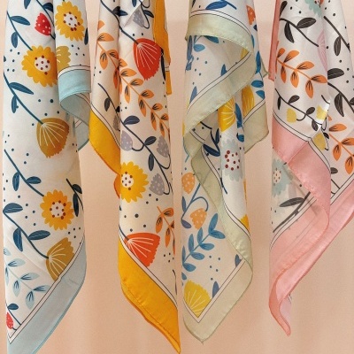 Quatro lenços florais coloridos com bordas diferentes pendurados