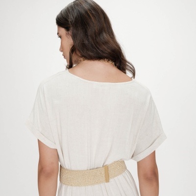 Vestido branco com cinto bege largo em tecido trançado visto de costas