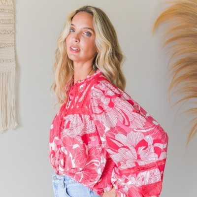 Blusa feminina vermelha com padrão floral e mangas balão combinada com jeans azul claro