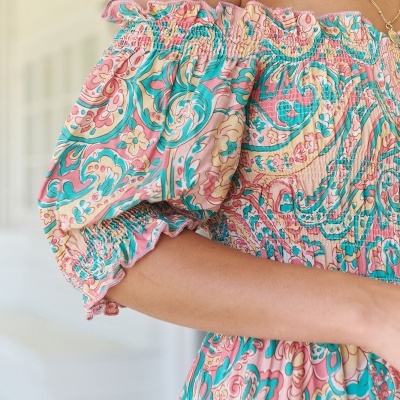 Blusa feminina estampada com mangas bufantes e detalhes franzidos