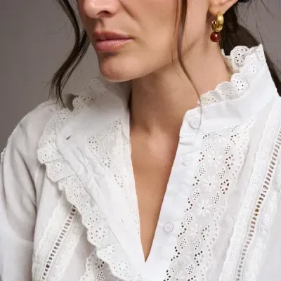 Blusa branca feminina com renda bordada floral e gola alta com babados