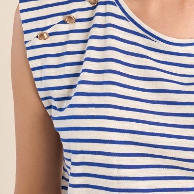 T-shirt branca com riscas azuis e botões dourados no ombro