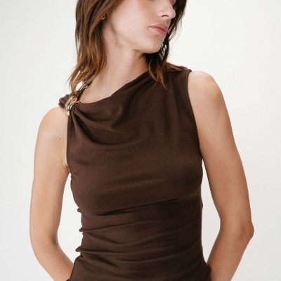 Top feminino castanho escuro com argola dourada no ombro