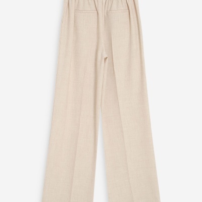 Calças compridas de tecido bege claro com bolsos traseiros e cós elástico