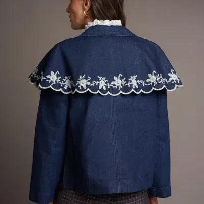 Casaco azul de ganga com bordado branco floral na pala
