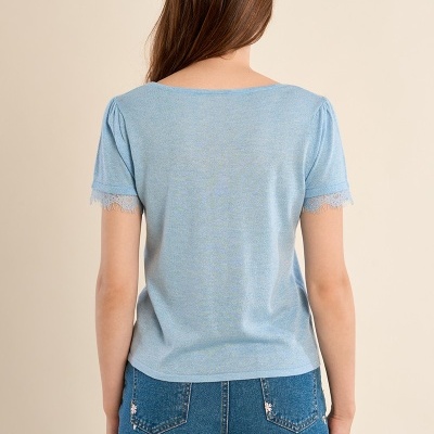 T-shirt azul clara com renda nas mangas e calções de ganga com flores bordadas