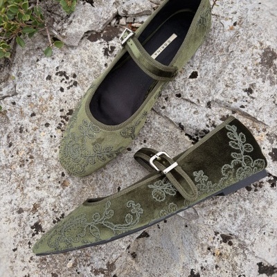 Sapatos Mary Jane verdes em camurça com bordado floral e fivela