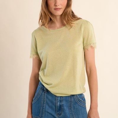 T-shirt verde claro de manga curta com renda nas mangas e calças de ganga azuis