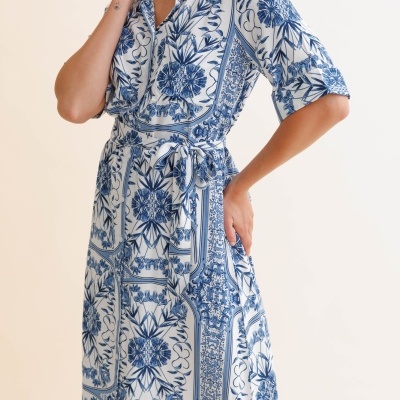 Vestido longo branco com padrão floral azul e cinto ao meio