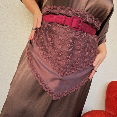 Vestido castanho com renda floral e cinto vermelho