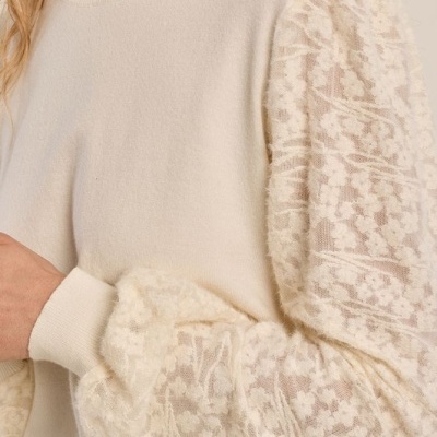Camisola creme com mangas em renda floral
