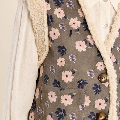 Colete feminino floral cinzento com forro felpudo bege e botões castanhos