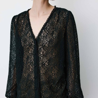 Blusa preta transparente de renda floral com botões e decote em V