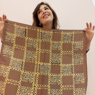 Lenço castanho com padrão de correntes e animal print