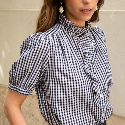 Blusa xadrez vichy preta e branca com folhos e mangas curtas