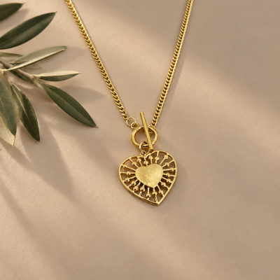 Colar dourado com pendente em forma de coração e corrente grossa