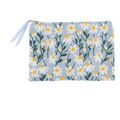 Estojo azul claro com bordado de flores brancas e amarelas