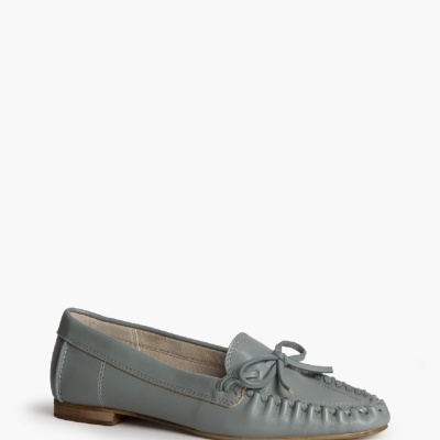 Mocassim cinzento em pele com laço e costura trançada