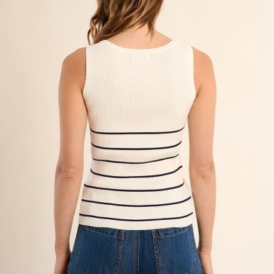 Camisola branca de malha com riscas horizontais e calças de ganga azuis vistas de costas