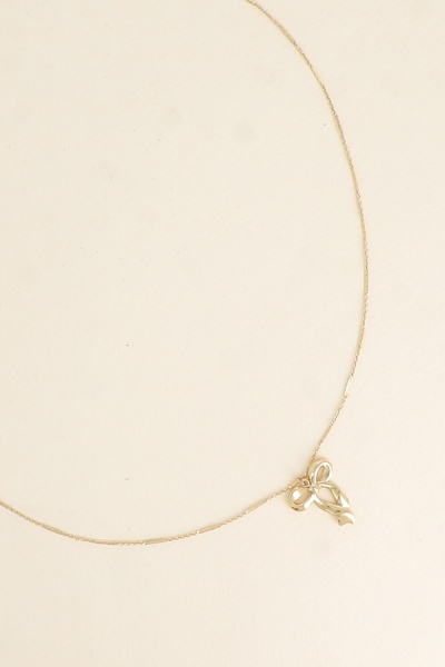 Colar fino dourado com pendente em forma de laço