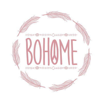 Logotipo com a palavra BOHOME e penas cor de rosa em fundo branco