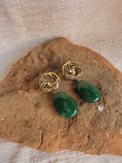 Brincos dourados com pendente oval verde escuro em pedra castanha
