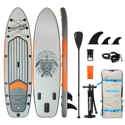 Conjunto de prancha de paddle surf insuflável cinzenta com detalhes laranja, remo, quilhas, bomba, corda, kit de reparação e mochila