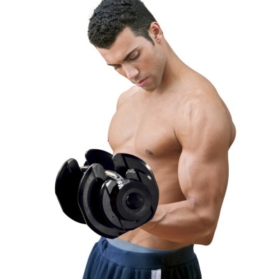 Homem a levantar haltere preto ajustável com calças desportivas azul escuro