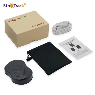 Conjunto rastreador GPS Sinotrack com acessórios em fundo branco