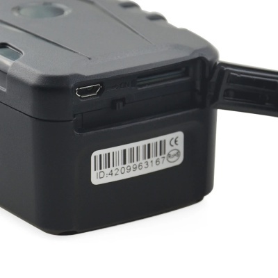 Dispositivo electrónico preto con porto micro USB e etiqueta con código de barras