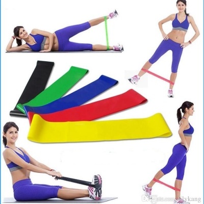Conjunto de bandas elásticas de resistência coloridas para exercícios físicos com modelos femininos a usar.