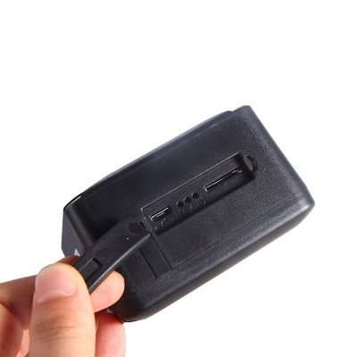 carregador portátil preto com conector USB e indicador LED