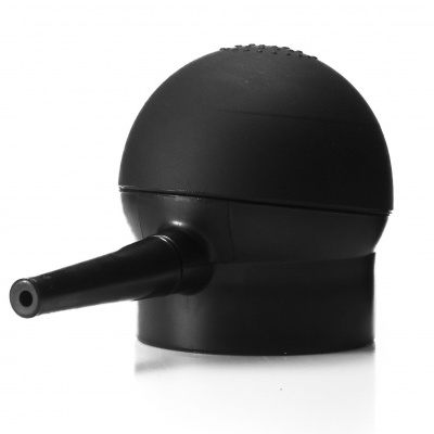 Aparelho preto esférico com bico tubular em superfície branca