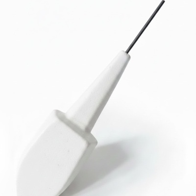 Espátula branca com cabo preto em fundo branco