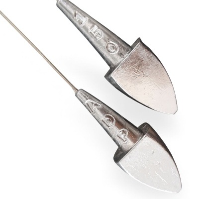 Dois pesos metálicos prateados para pesca, com inscrições 10 g e 4 g, cabo fino, fundo branco.