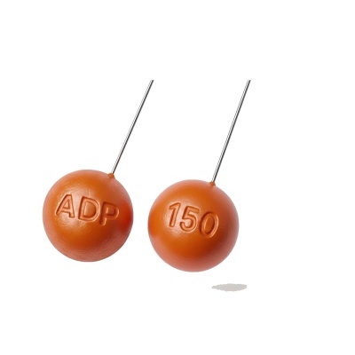 Duas esferas laranja em plástico com fios metálicos, uma tem ADP e outra 150 em relevo